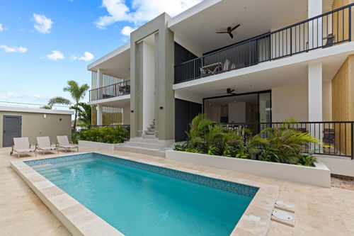 সম্পর্কে সর্বশেষ কোম্পানি খবর ক্যারিবিয়ান ভিলা প্রকল্পঃ কঠিন কাঠের সিলিং ফ্যান দিয়ে গ্রীষ্মমন্ডলীয় জীবনকে উন্নত করা